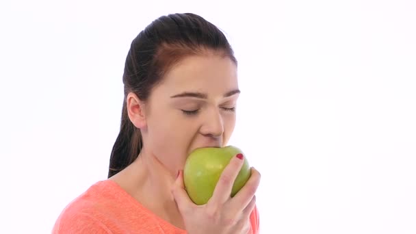 Chica muerde una manzana y se siente mal — Vídeo de stock