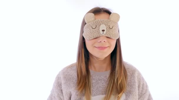 Jeune femme décollant masque de sommeil et Streching — Video