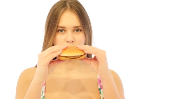 Flicka tuggor hamburgare och må dåligt — Stockvideo