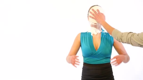 Chica consigue placa con crema en la cara — Vídeo de stock