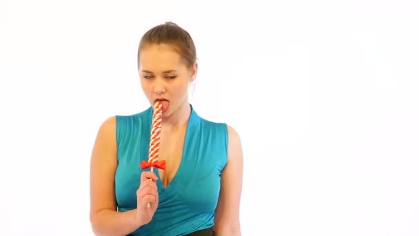 Дівчина смоктати цукерки — стокове відео
