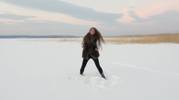 Inverno alegre menina jogando bolas de neve — Vídeo de Stock