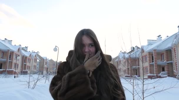 Dziewczyna, chodzenie w futra w zimie wieś — Wideo stockowe