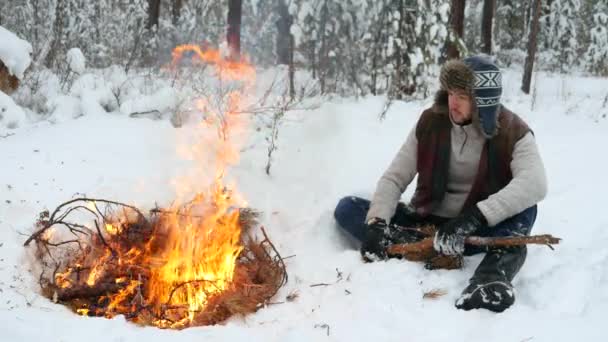 Adam sette kış kamp ateşi — Stok video