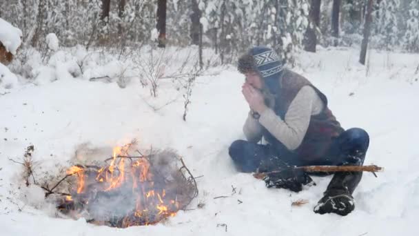 Hombre caliente manos por invierno fogata — Vídeos de Stock