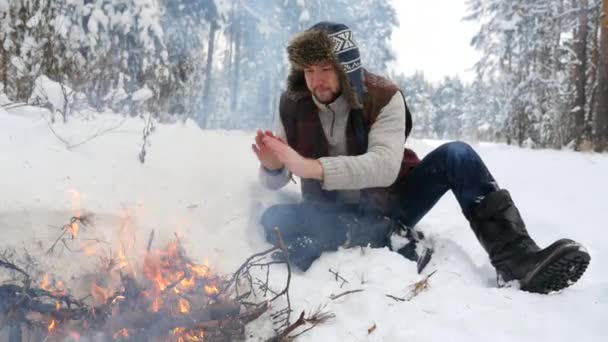 Mãos quentes do homem pelo fogo de inverno — Vídeo de Stock