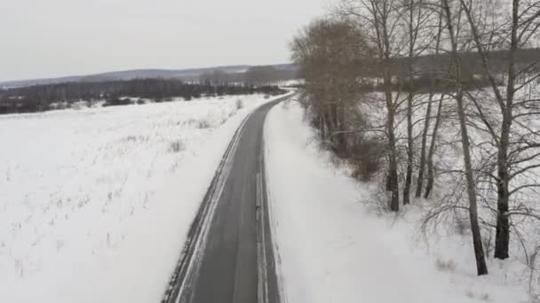 Vuelo sobre la carretera en invierno — Vídeo de stock