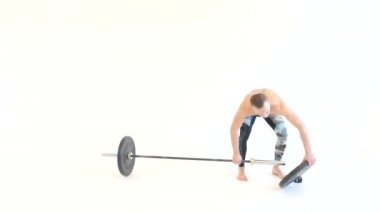 Kaslı adam hazırlar ve ağırlık kaldırıyor