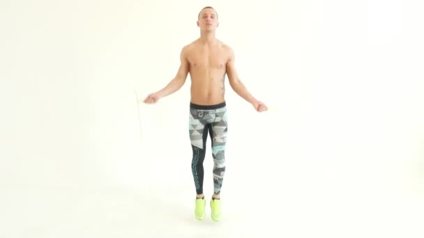 Man springen met een springtouw — Stockvideo