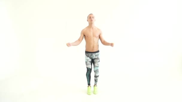 Man springen met een springtouw — Stockvideo