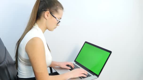 Business Woman Typing on Computer — Stock Video