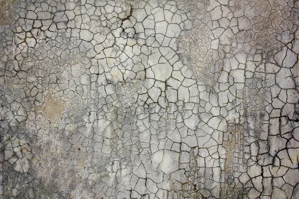 古いコンクリートの壁に黒い亀裂がたくさんあります コンクリートの壁の表面が割れています ざわめき — ストック写真