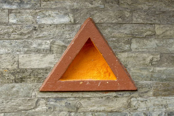 Triangle Brun Avec Centre Jaune Sur Mur Briques Grises Texture — Photo