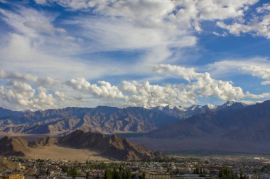 Himalaya dağları üzerinde mavi gökyüzünde beyaz bulutlar