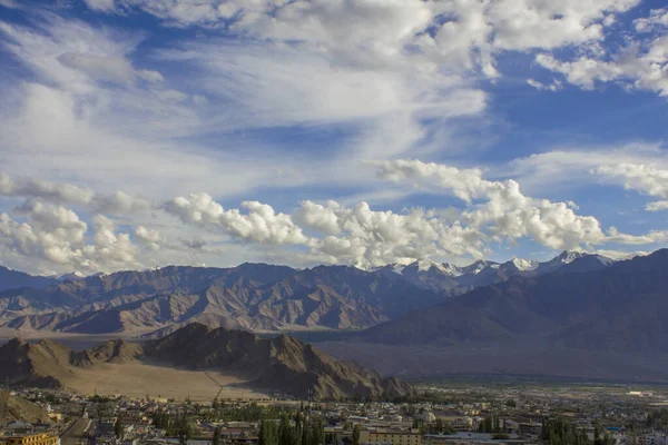 Himalaya dağları üzerinde mavi gökyüzünde beyaz bulutlar