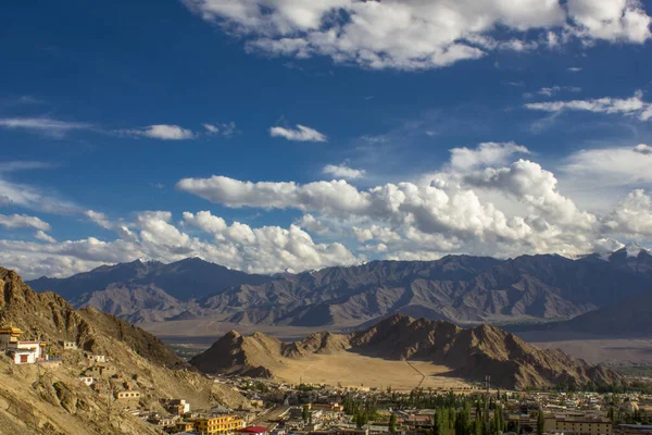 Himalayalar 'ın dağları üzerinde mavi gökyüzünde beyaz bulutlar