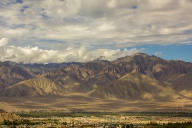 Himalaya dağlarının altındaki köy ve güzel bir gökyüzü.