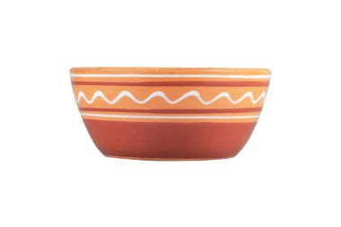 Beyaz arka planda izole edilmiş, el yapımı, çizimleri olan klasik bir kil kase.