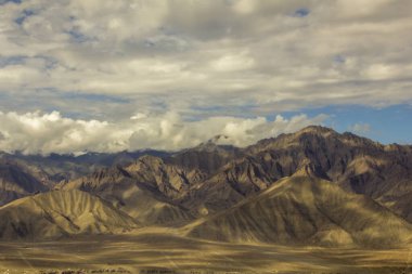 Bulutların gölgesi Himalaya dağlarının yamaçlarında