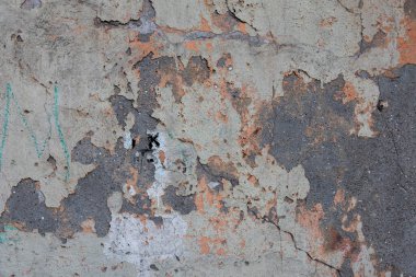 Sarı boyası ve derin çatlakları olan ağır hasar görmüş eski beton duvar. kabaca yüzey dokusu