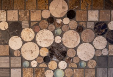 Farklı boylarda ve gölgelerde seramik seramik karoları olan eski sarı duvar. kabaca yüzey dokusu