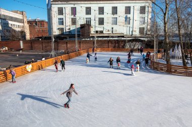 Saint Petersburg / Rusya - 09.03.2020: insanlar, kadınlar, erkekler ve çocuklar kışın buz pateni yapıyor