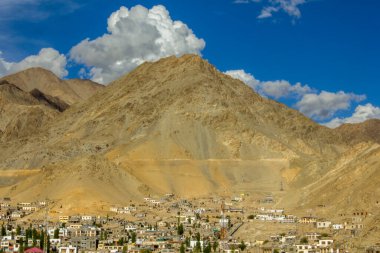 Büyük bir dağın altındaki eski dağ köyü.