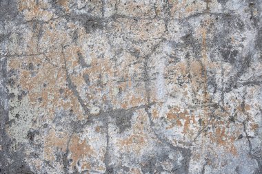 Beyaz ve bej renkli boya lekeleri ve çizikleri olan eski gri beton duvar. kabaca yüzey dokusu