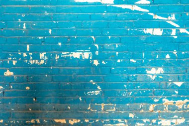 Beyaz ve koyu renkli lekeleri olan eski mavi tuğlalı bir duvar. kabaca yüzey dokusu