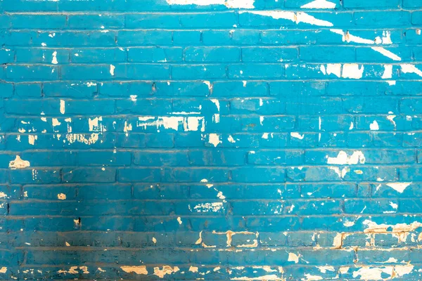 Beyaz ve koyu renkli lekeleri olan eski mavi tuğlalı bir duvar. kabaca yüzey dokusu