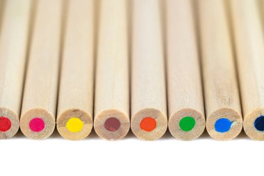 açık ahşap kalemler beyaz bulanık arkaplanda kapalı.