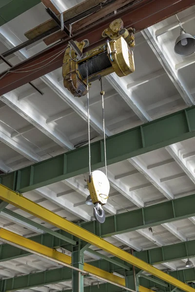 Wciągarka Żurawia Przemysłowego Pod Sufitem Hangaru Żółtych Zielonych Konstrukcjach Metalowych — Zdjęcie stockowe
