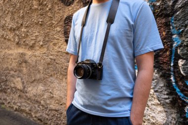 Saint Petersburg, Rusya - 27.08.2020: boynunda siyah renkli fotoğraf makinesi olan mavi tişörtlü bir adam