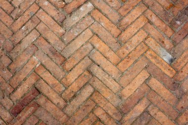 Kirli kırmızı tuğla parke. kaba yüzey dokusu. Boya ve kir lekeli parke