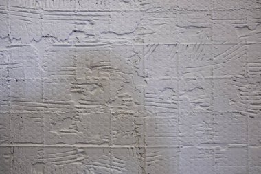 Üzerinde fayans izleri olan eski, hasarlı bir duvar. kabaca yüzey dokusu