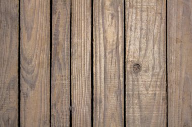 Dikey yarıkları ve düğümleri olan eski gri tahta tahtalar. Doğal yüzey dokusu