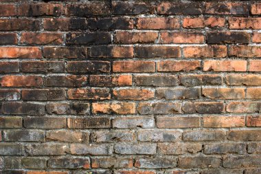 Eski kırmızı-beyaz-siyah tuğla duvar. Sert yüzey dokusu. Kirli tuğla duvar.