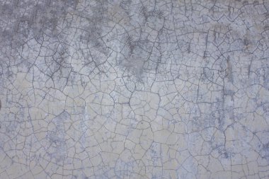 Eski beyaz mor duvarda çatlaklar ve kir lekeleri var. kabaca yüzey dokusu