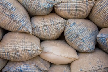 Tamamen beyaz mavi çantalar yığının içinde yatıyor. kabaca yüzey dokusu