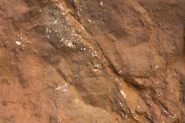 Derin rahatlama ile gri kahverengi taş, gölgeler ve beyaz noktalar. Doğal yüzey dokusu