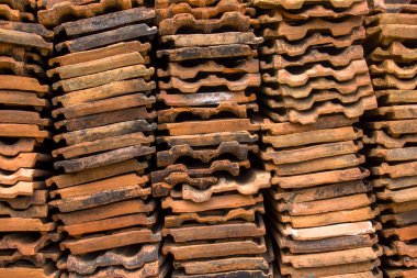 Kırmızı fayanslar yakın çekimde yatar. kabaca yüzey dokusu