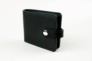 Siyah cüzdan beyaz arkaplanda izole edilmiş.