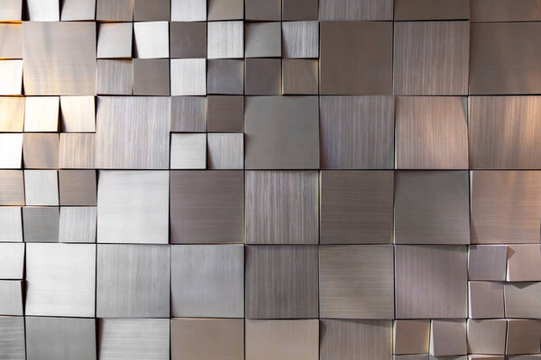 квадратная золотая плитка на стене. грубая текстура поверхности