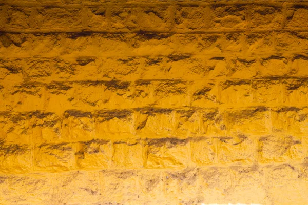 影のある大きなレンガの黄色い壁 ざらざらとした表面 — ストック写真