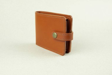 Gri arkaplanda kahverengi deri cüzdan.