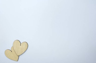 Koyu kırmızı bir şamdan, kalp şeklinde. Beyaz, yumuşak, parlak kar üzerine gölge düşürüyor. Bulanık arka planda. 