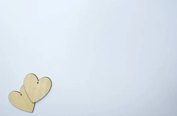 Koyu kırmızı bir şamdan, kalp şeklinde. Beyaz, yumuşak, parlak kar üzerine gölge düşürüyor. Bulanık arka planda. 