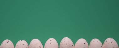 Koyu turkuaz arka planda benekleri olan yapay yumurtaların üst görünümü 