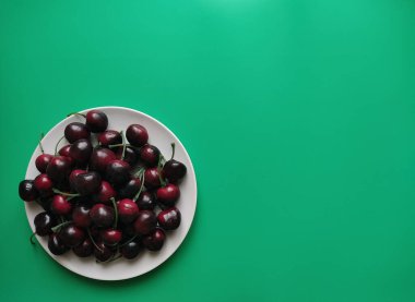 Turkuaz arka planda büyük beyaz bir plaka üzerinde turuncu parlak sarı dilimler. 