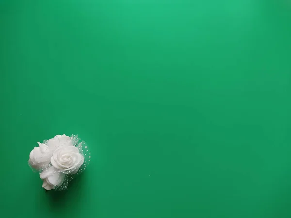 Turkuaz arka planda büyük beyaz bir plaka üzerinde turuncu parlak sarı dilimler. 